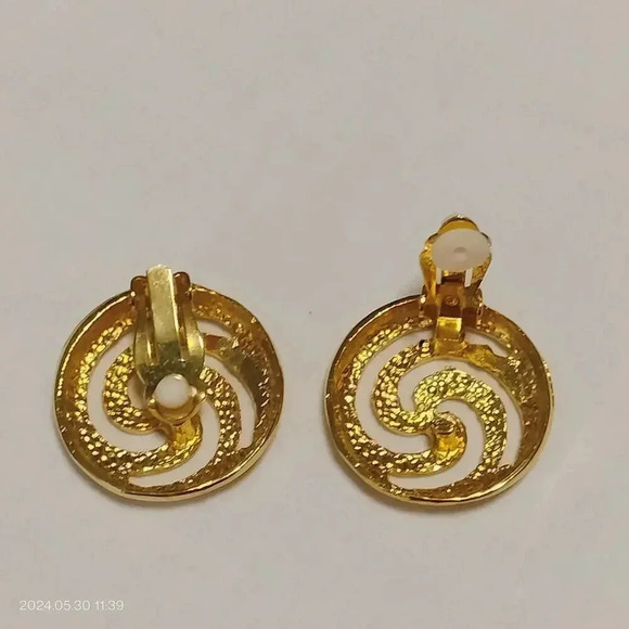 1" Unbranded Gold Tone Clip On Earrings Round Swirl pattern - Picture 3 of 7